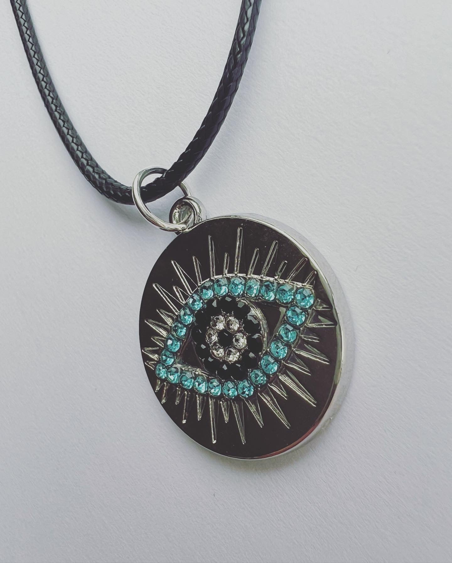 Pendant cord necklace